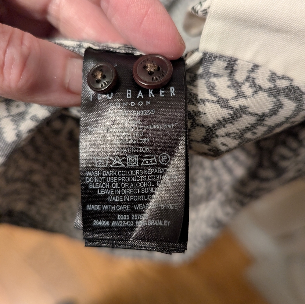 Ted Baker Men's L print for your wild side. Button detail gorgeous - Picture 13 of 15